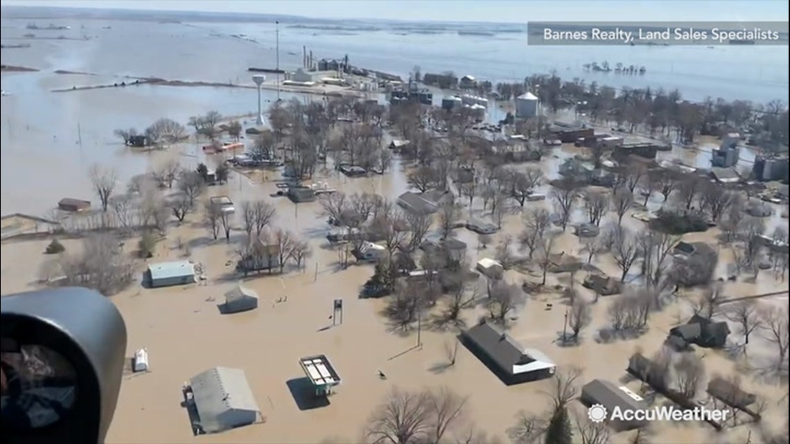 Flyover shows Missouri town underwater  wzzm13.com