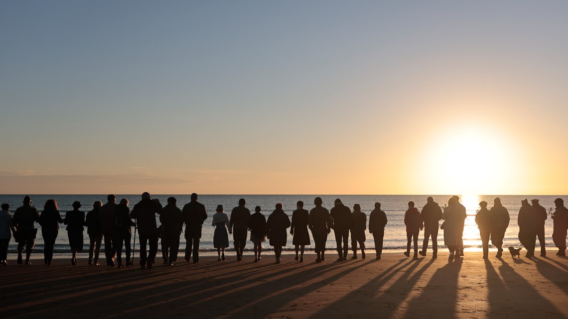 Crowds honor WWII vets at Normandy beach - Vimarsana News