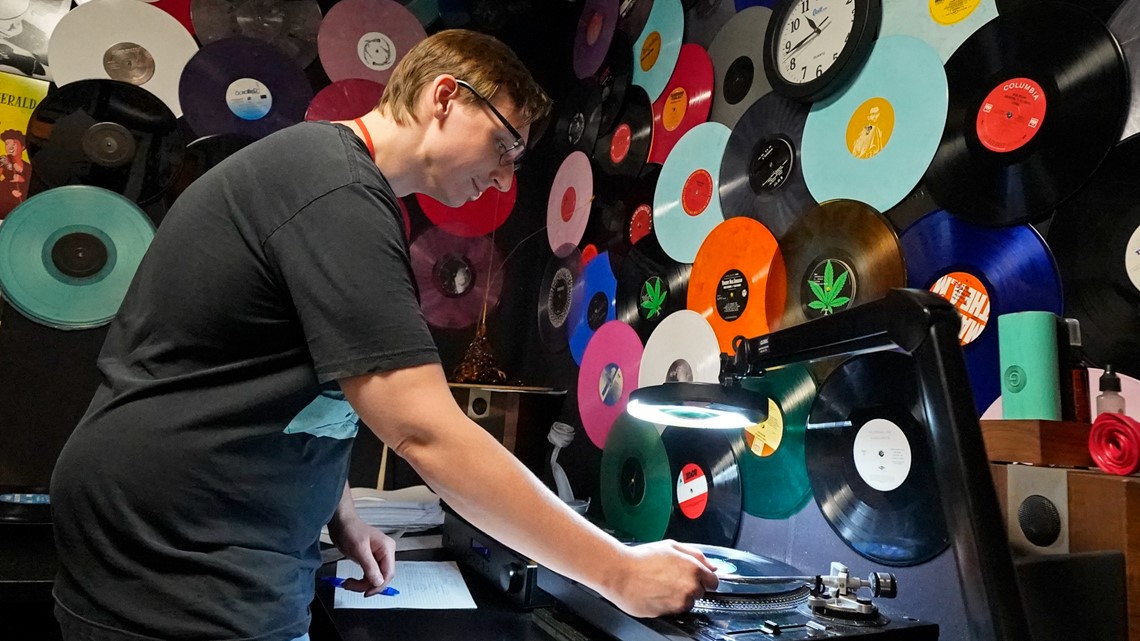 Vinyl record sales soar, outpacing supply - Vimarsana News