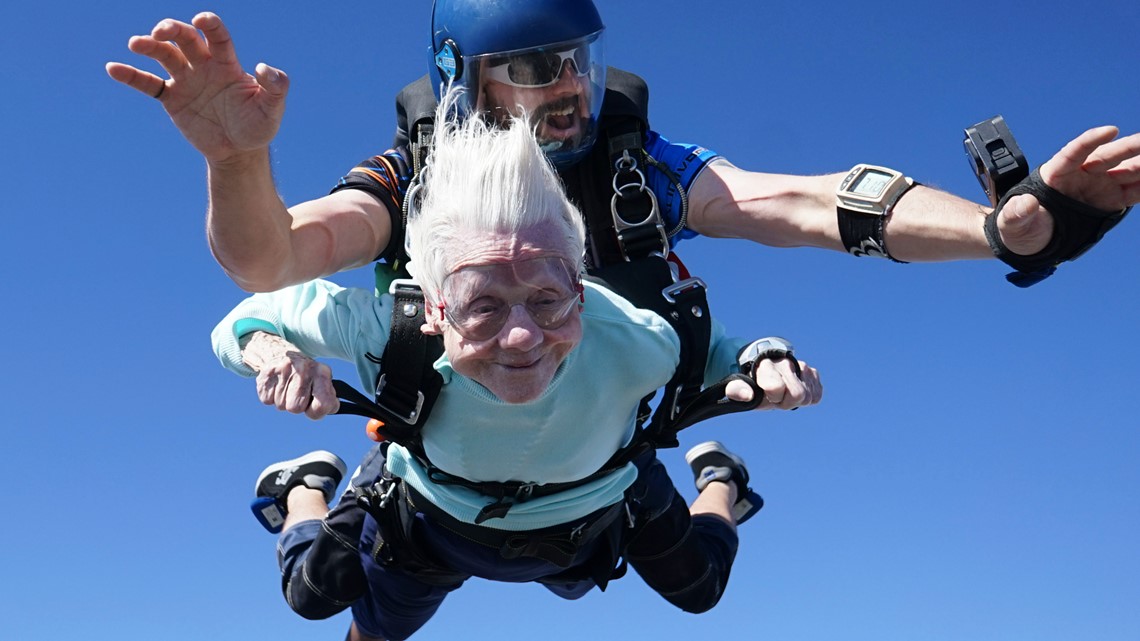104岁芝加哥女子从飞机上跳伞，力争成为世界上最年长的跳伞者记录
