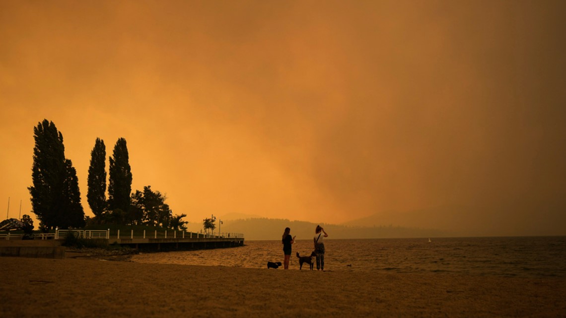 Thousands flee as wildfires burn in northern Canada - Vimarsana News