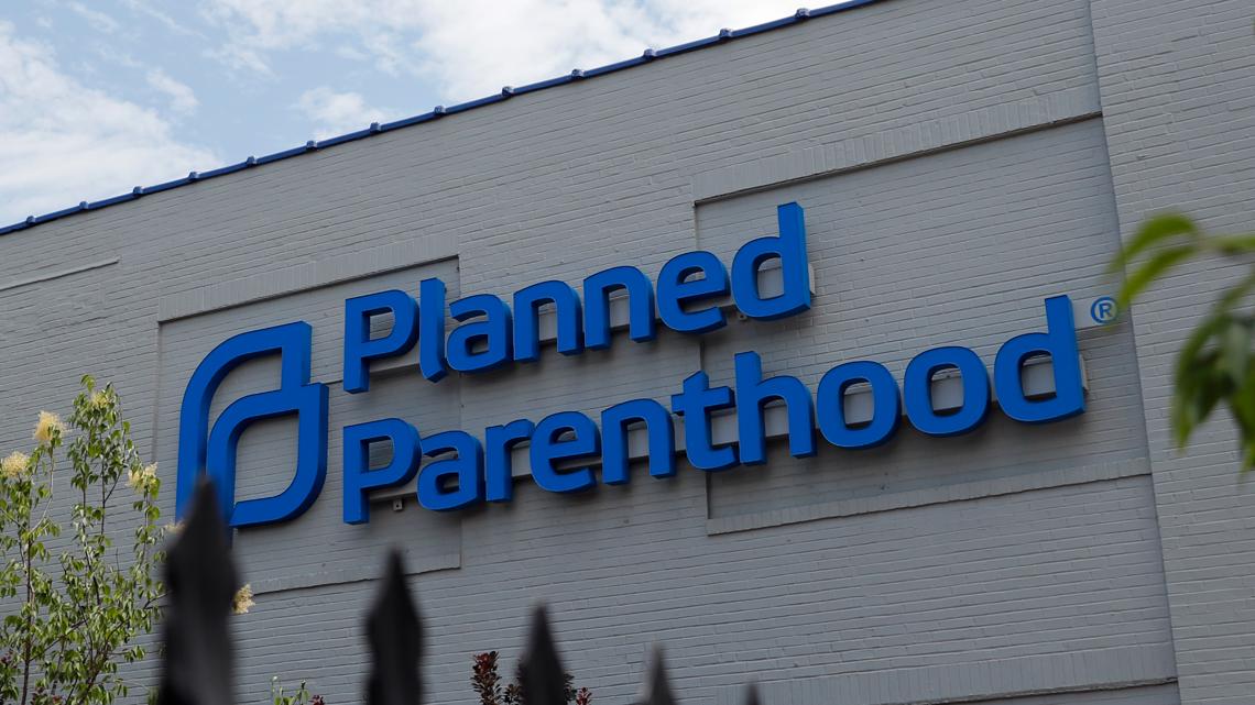 Abortion clinics scramble to transfer patients out of state - Vimarsana News