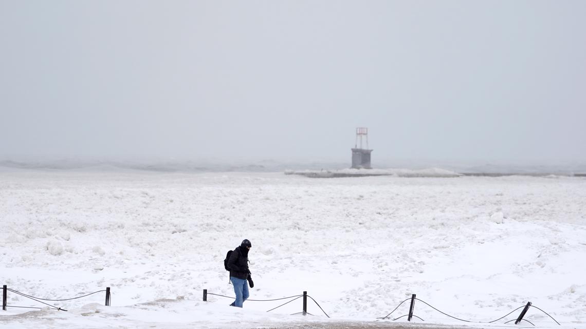 Foot of snow blankets parts of Midwest, disrupts journey