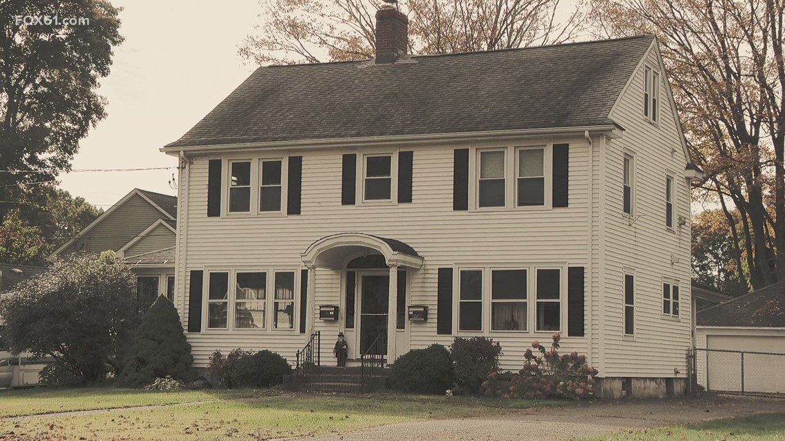 Man tells of spooky experiences living in haunted Conn. house - Vimarsana News