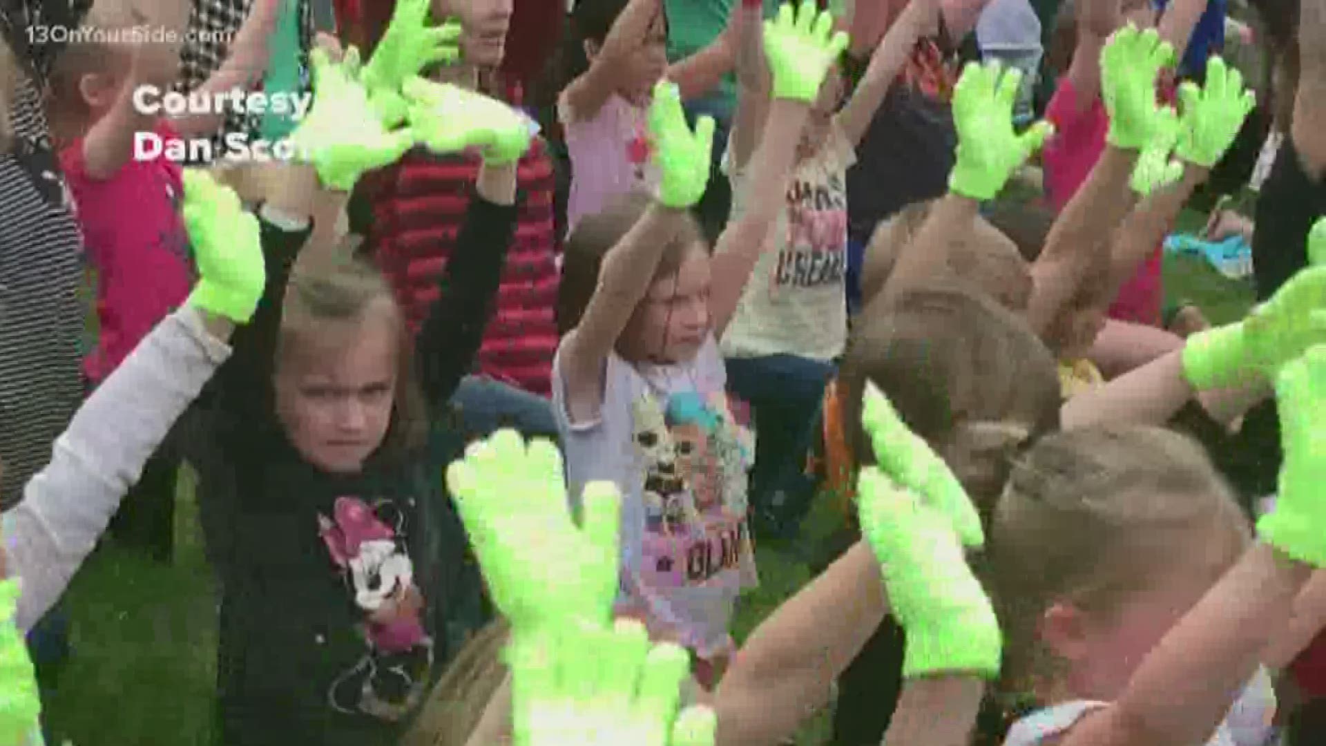 More than 400 Jenison students, staff and parents threw up their best jazz hands and broke a world record for the most people doing jazz hands at once.