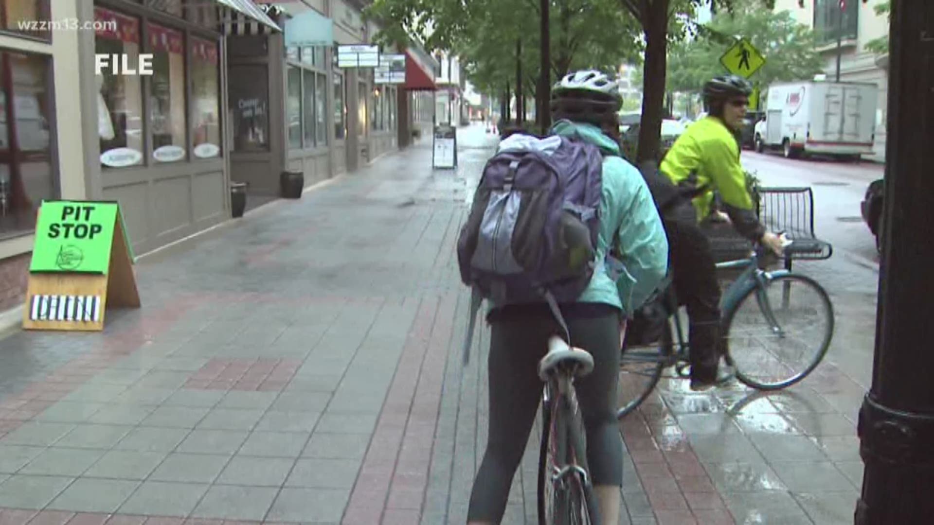 Governor Snyder signs three foot clearance for bicycle law