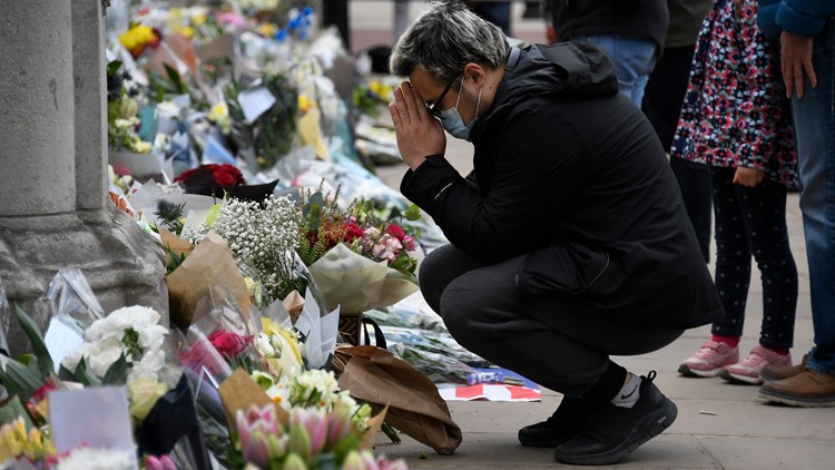 PHOTOS: People leave flowers, mourn outside Buckingham ...