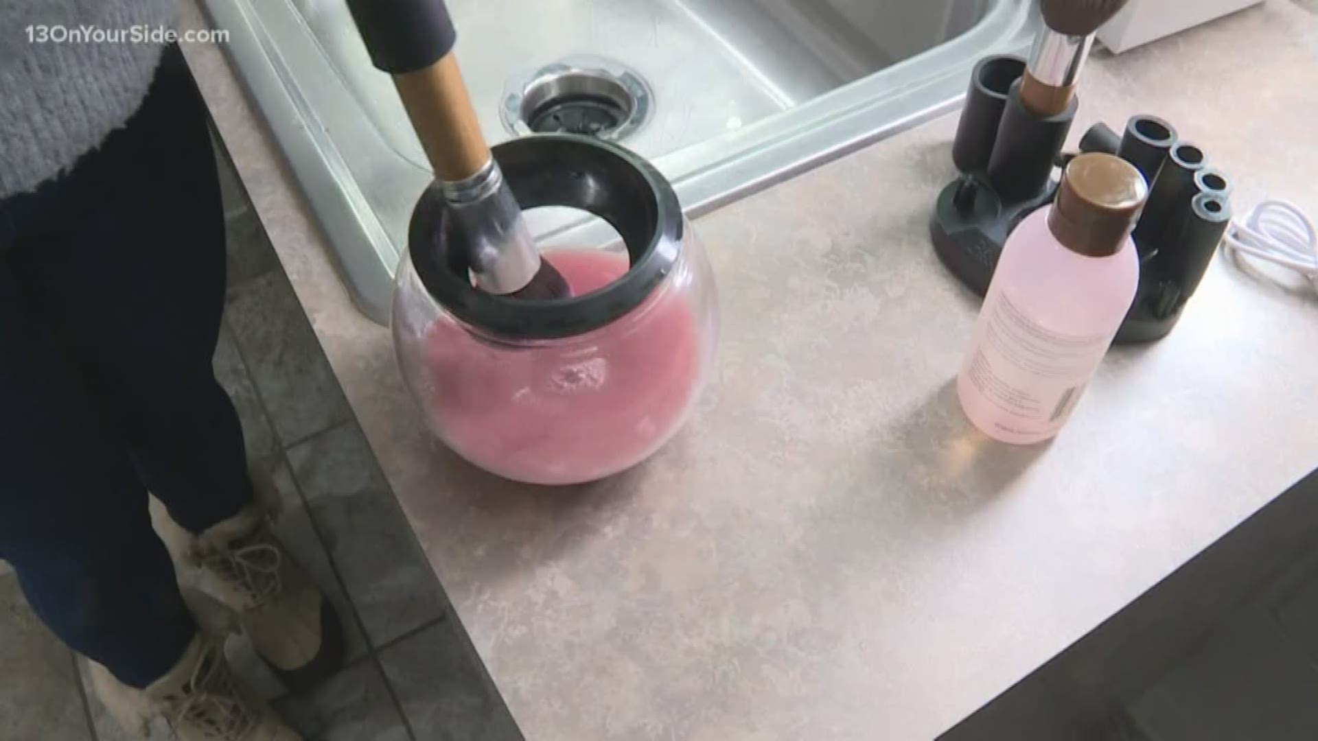 Do you clean your makeup brushes often? In the latest edition of "Try It Before You Buy It" Kristin Mazur tests out something that could help you easily change that.