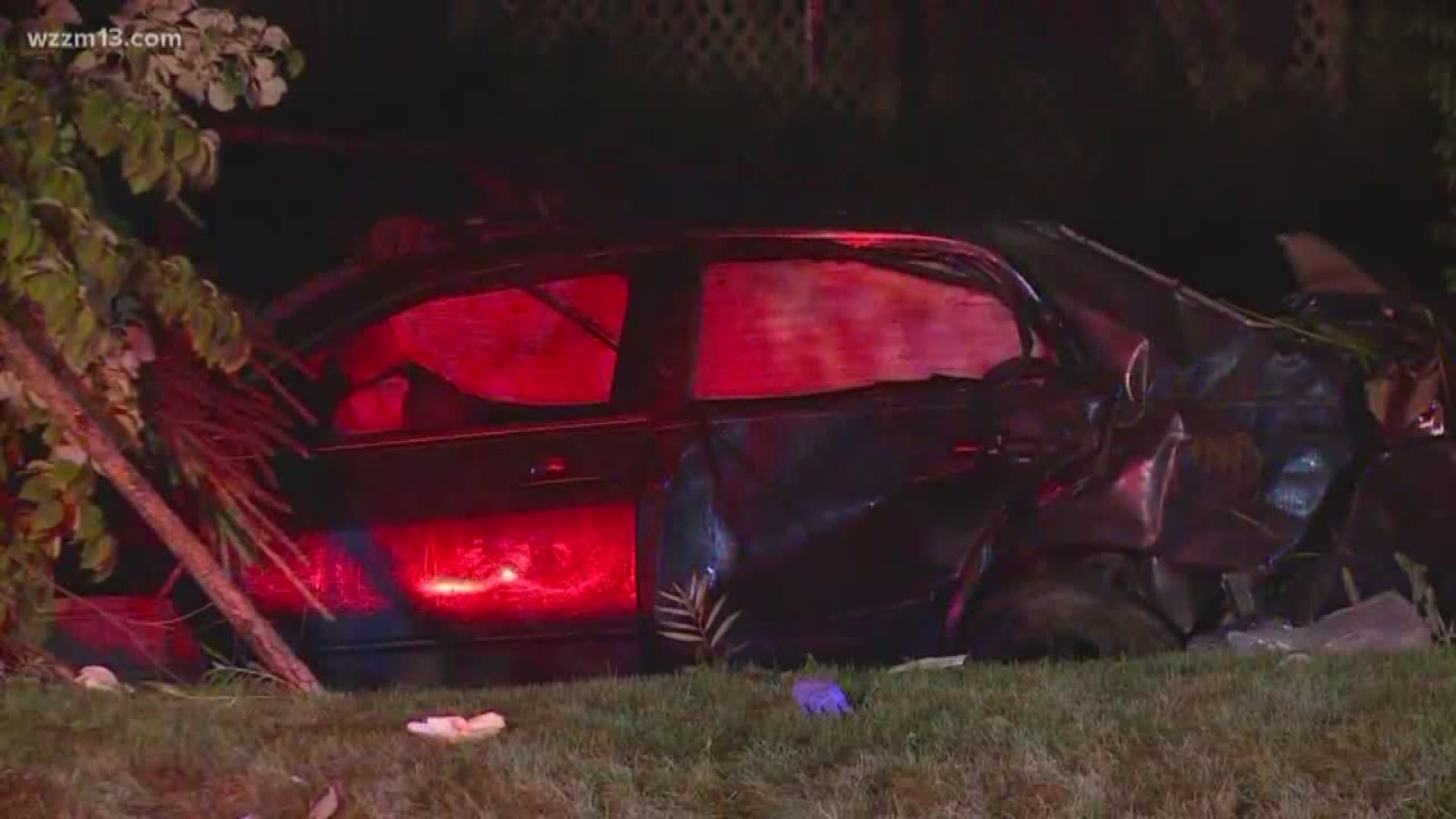 2 killed in overnight crash in Holland TWP