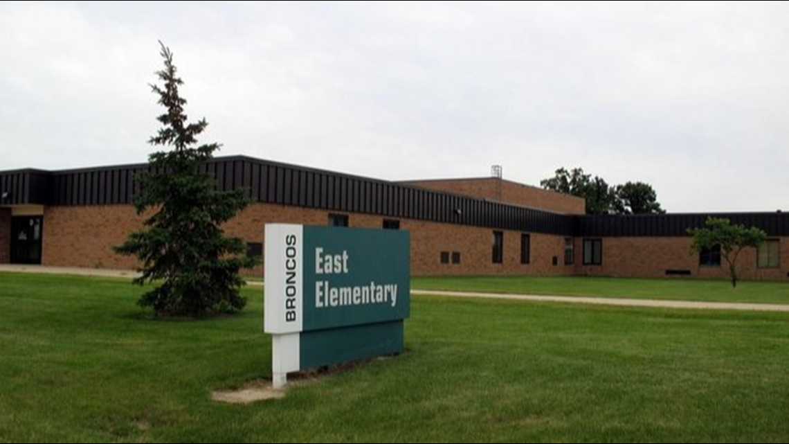 Coopersville students stand by teachers as they work without a contract