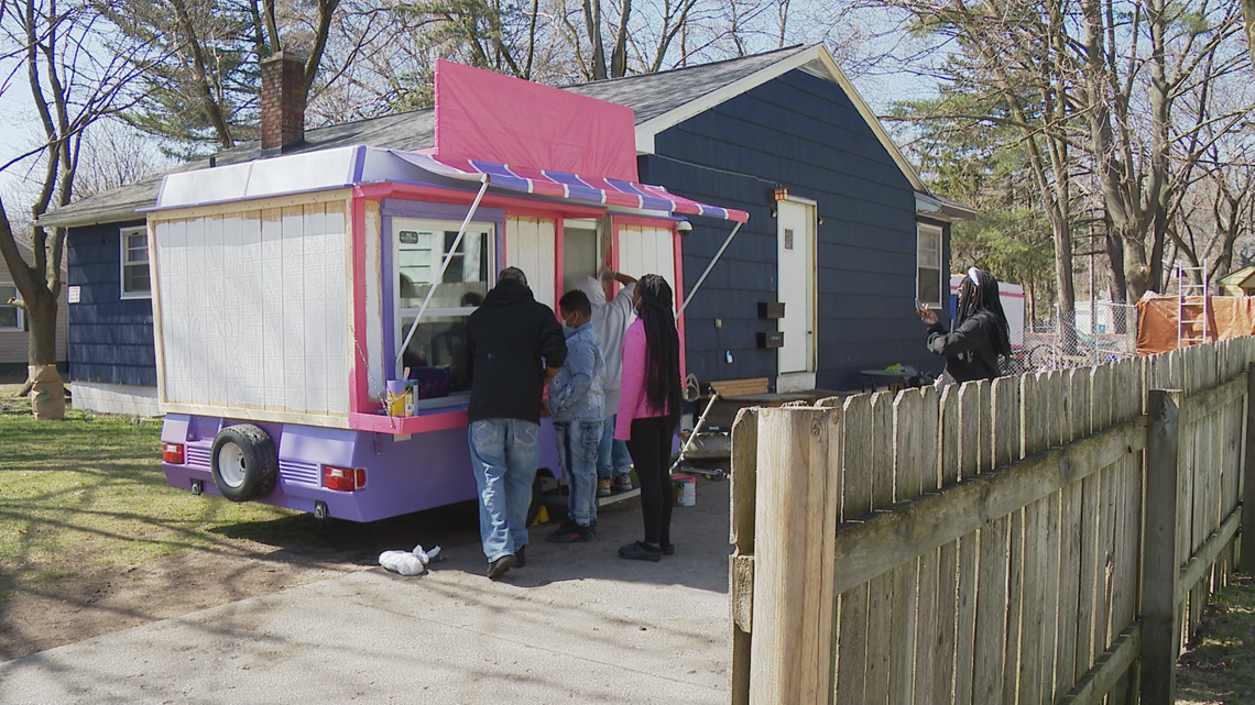 Muskegon youth entrepreneur expands camper-turned-candy shop - Vimarsana News
