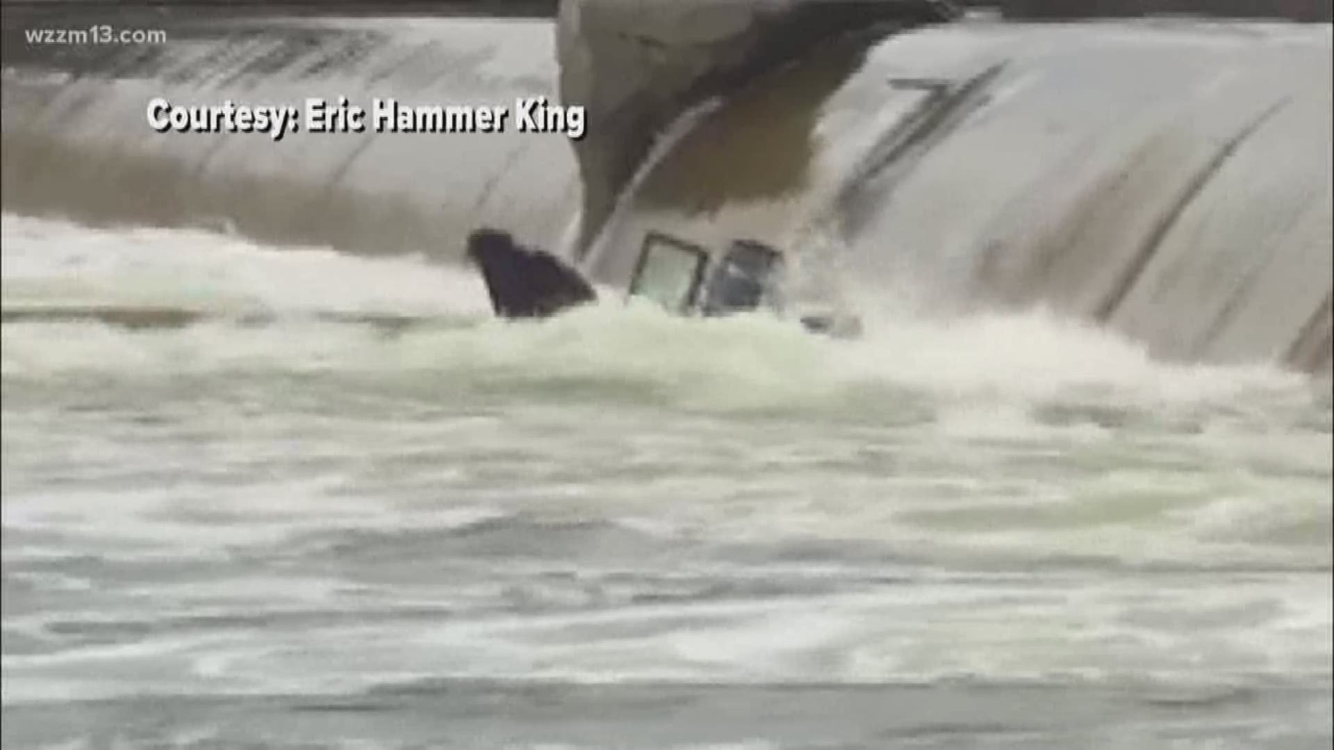 Boat capsizes on Grand River