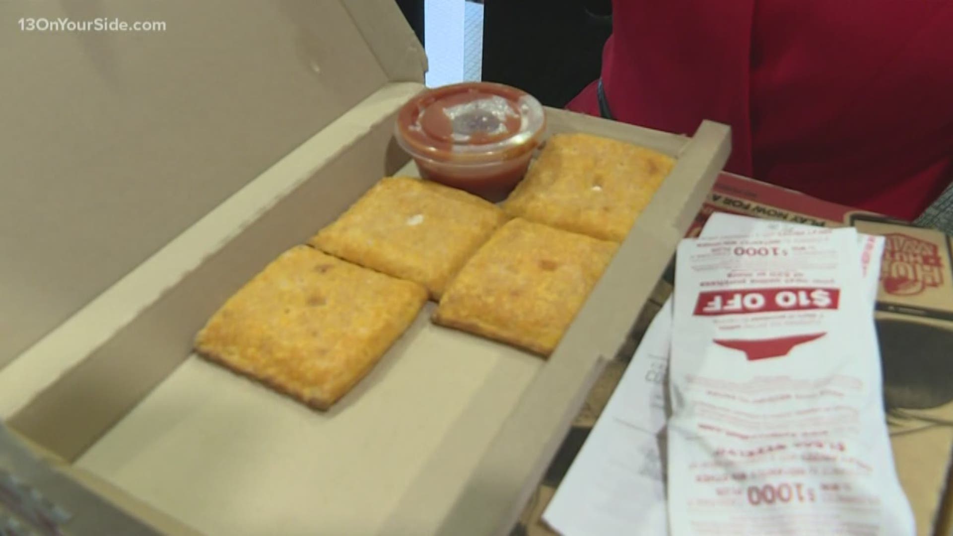 In the latest edition of "Try It Before You Buy It," Kristin Mazur puts the new Pizza Hut Cheez-It Pizza to the test.