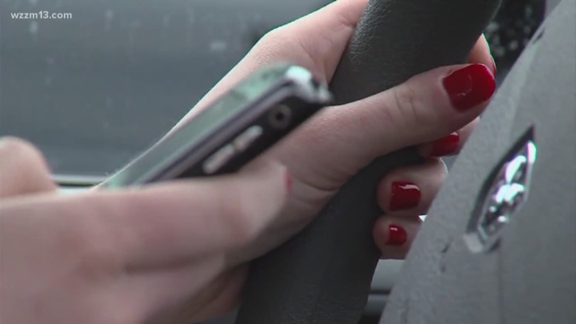 Lawmakers push distracted driving bill