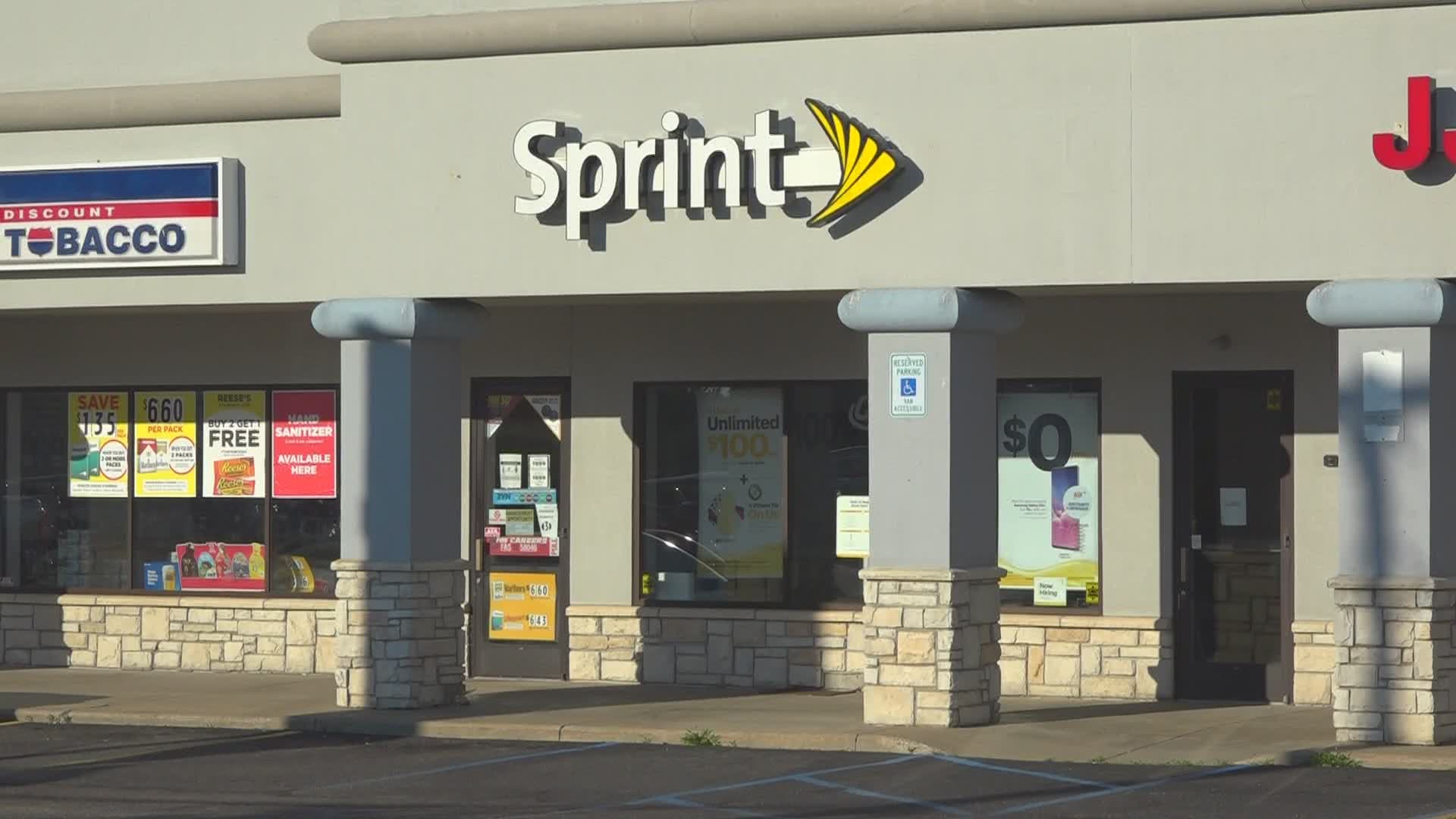Police in Holland looking for 4 suspects after Sprint store robbery