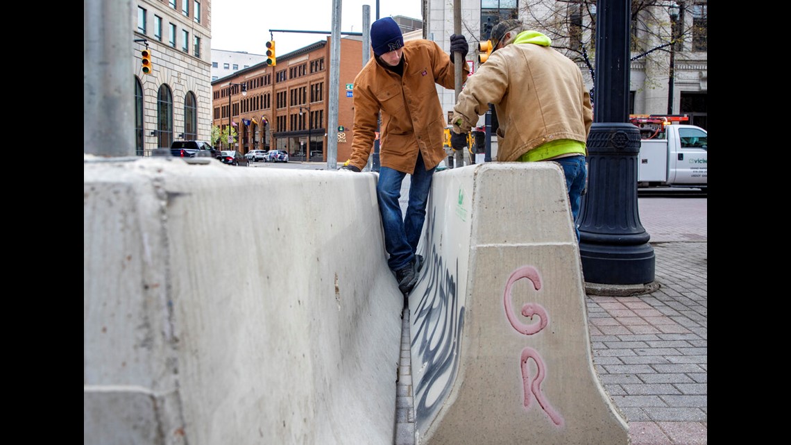 Awaiting Chauvin verdict, Grand Rapids sets up barriers - Vimarsana News