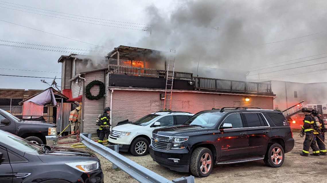 2 firefighters injured at Web Bar fire in Grand Rapids - Vimarsana News