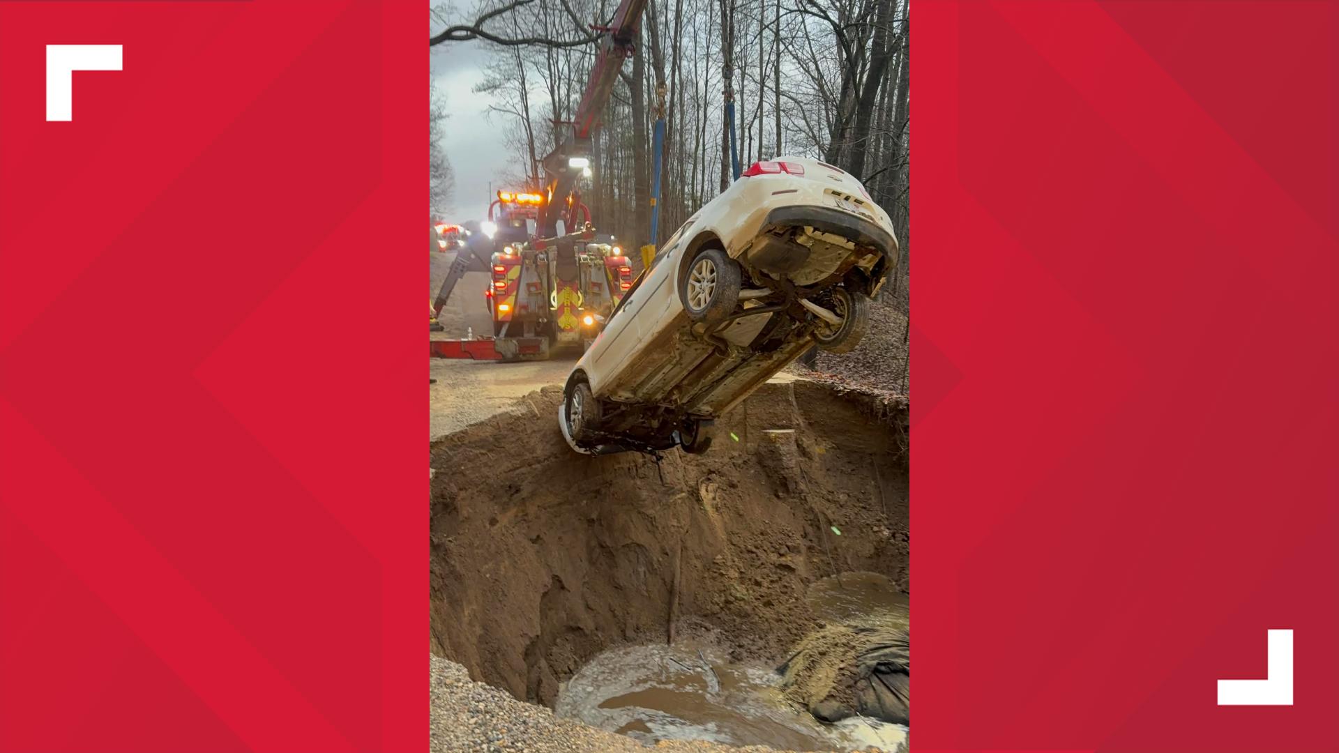 Sinkhole ‪ Car takes nosedive into massive sinkhole in Fremont | wzzm13.com