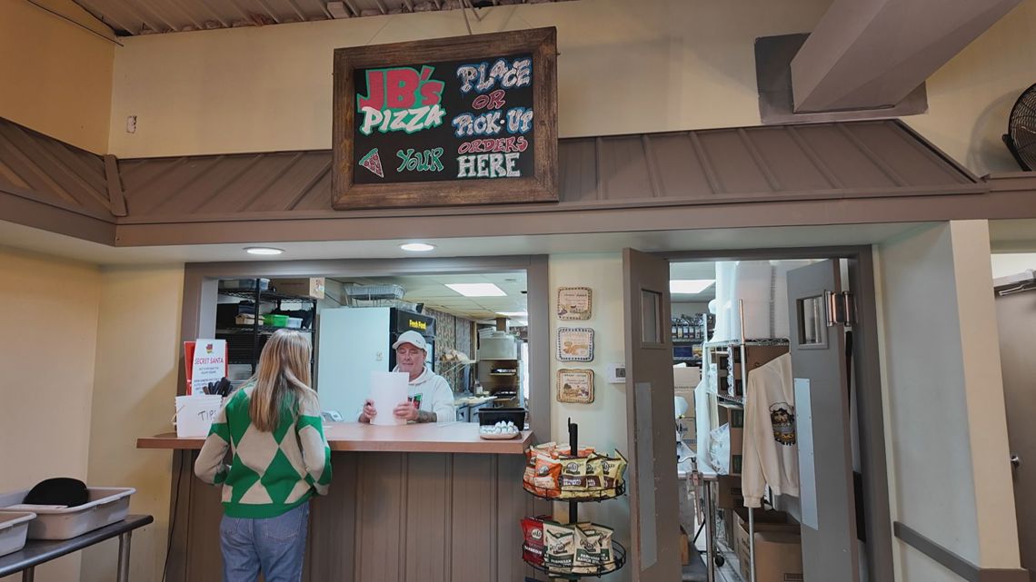 Alger Heights pizza parlor gives back this holiday season