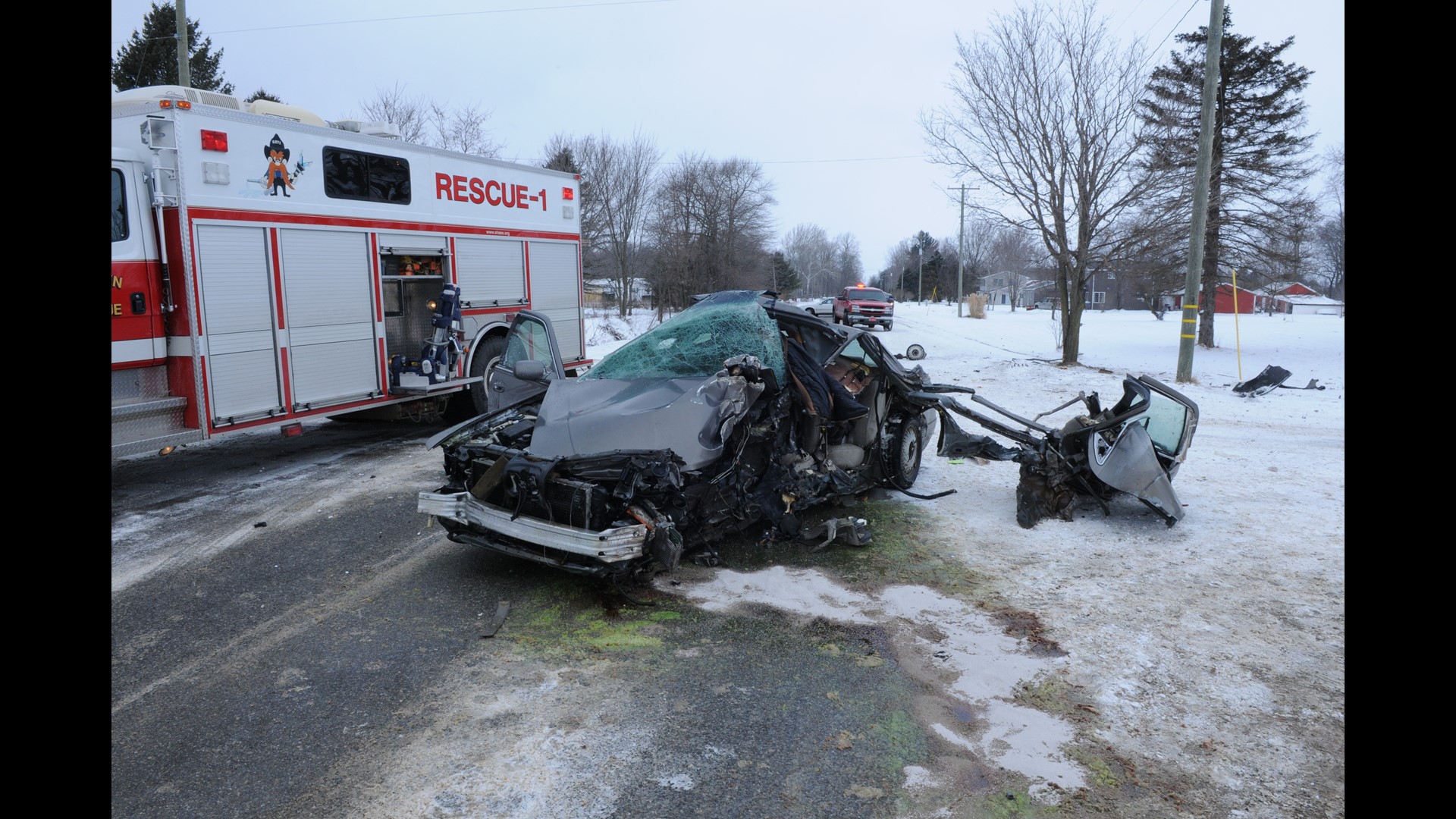 Driver cut from car after serious crash in Van Buren County | wzzm13.com