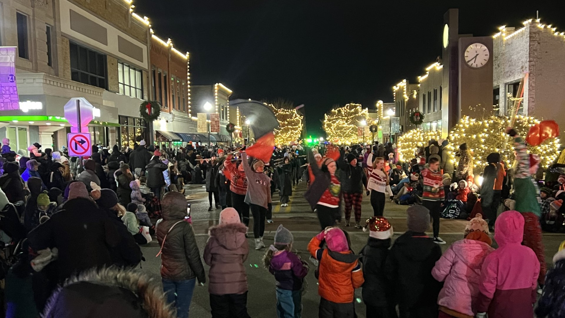 Zeeland kicks off holiday season with parade and tree lighting