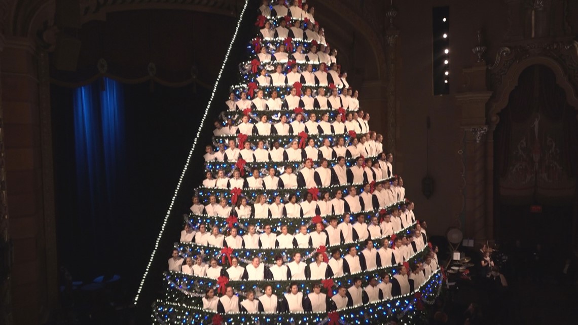 Singing Christmas Tree Muskegon 2022 Mona Shores Singing Christmas Tree Returns After Covid-Plagued 2020 |  Wzzm13.Com