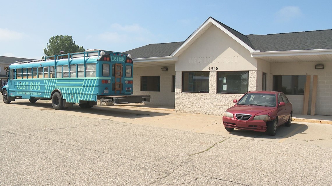 Traveling group helps build home for foster youth in Holland - Vimarsana News