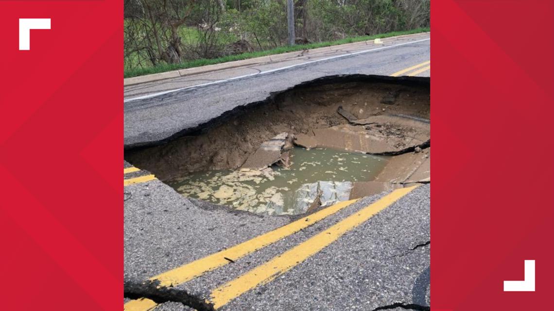 Sinkhole ‪ Sinkhole closes part of Riverside Drive in Battle Creek