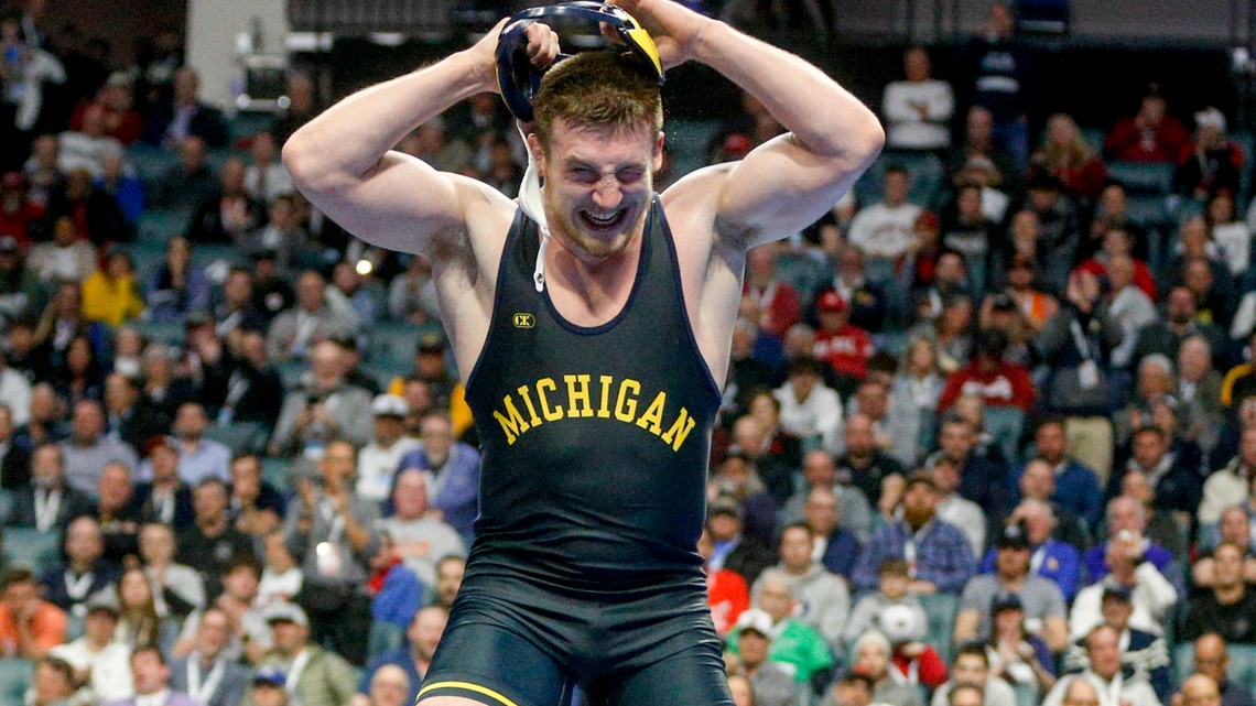 Who won Hodge Trophy as top college wrestler?
