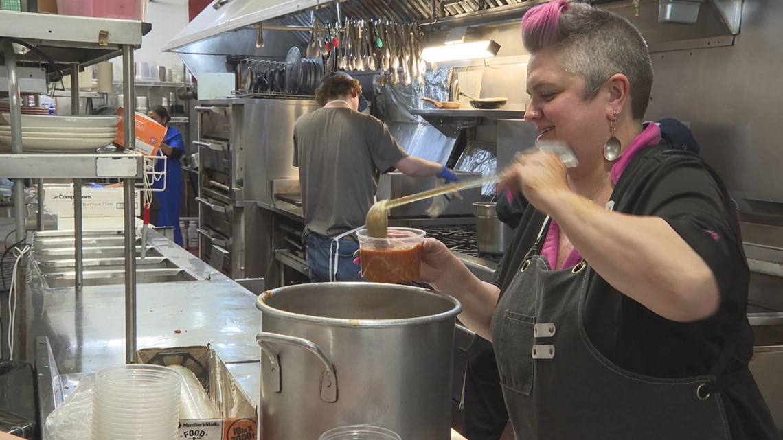 Comstock Park restaurant gives workers braving the winter storm free meal - Vimarsana News