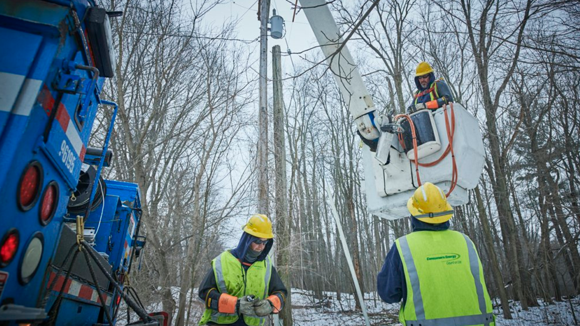 Crews from 4 states and Canada traveling to Michigan to aid in power restoration after storm