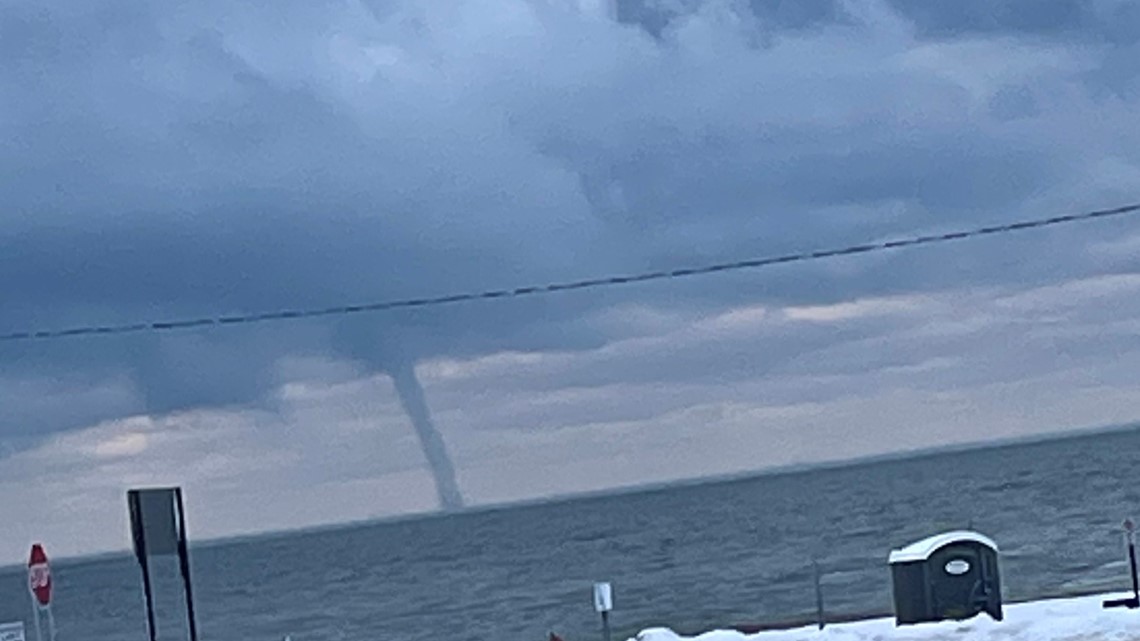 Winter waterspouts spotted on Lake Michigan - Vimarsana News