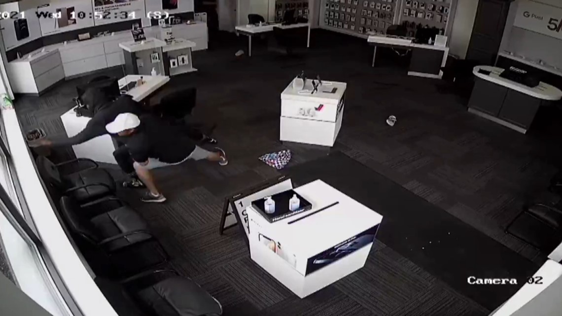 Cell phone store manager helps stop larceny - Vimarsana News