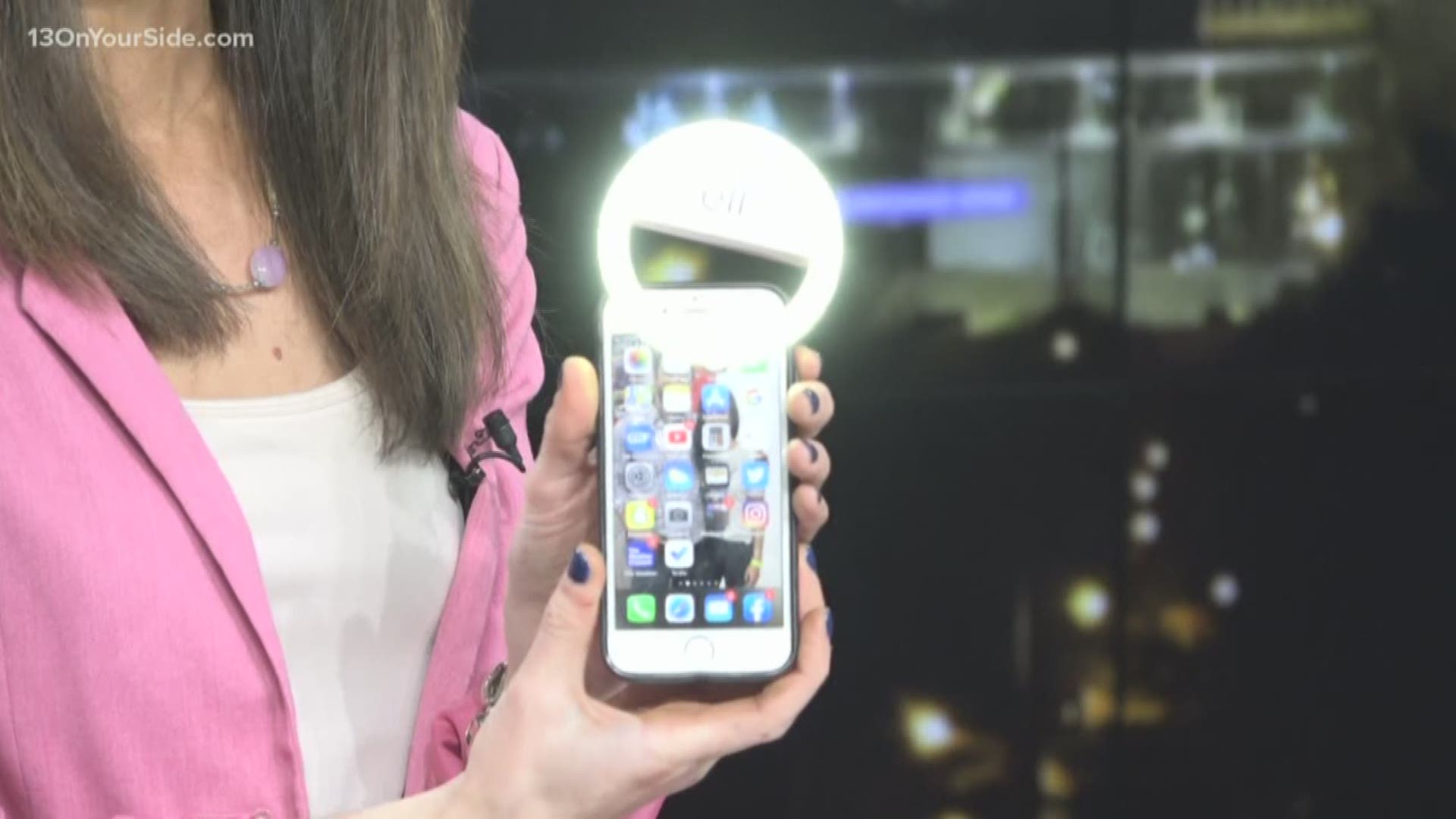 In the latest edition of "Try It Before You Buy It" Kristin Mazur puts a cell phone selfie ring light to the test to see if can up her selfie game.