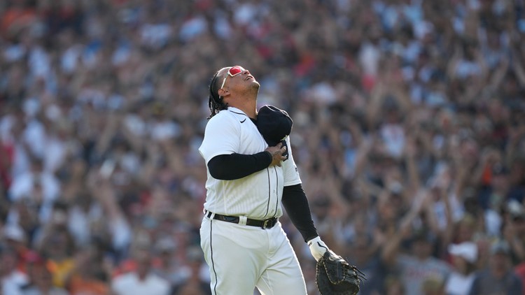 Sale retires 1st 14 batters in return, Sox beat Tigers 5-2