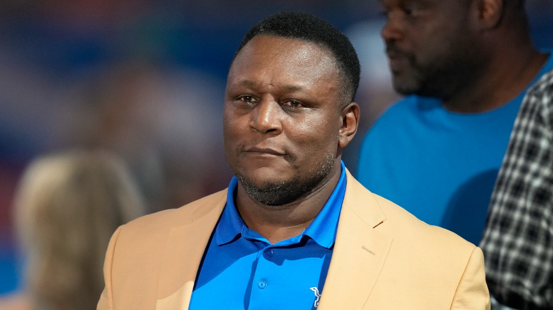 Barry Sanders' legacy cemented: Lions reveal new statue outside of Ford  Field 