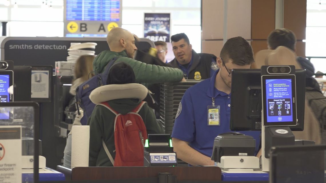 Travelers show support for TSA workers at Ford Airport