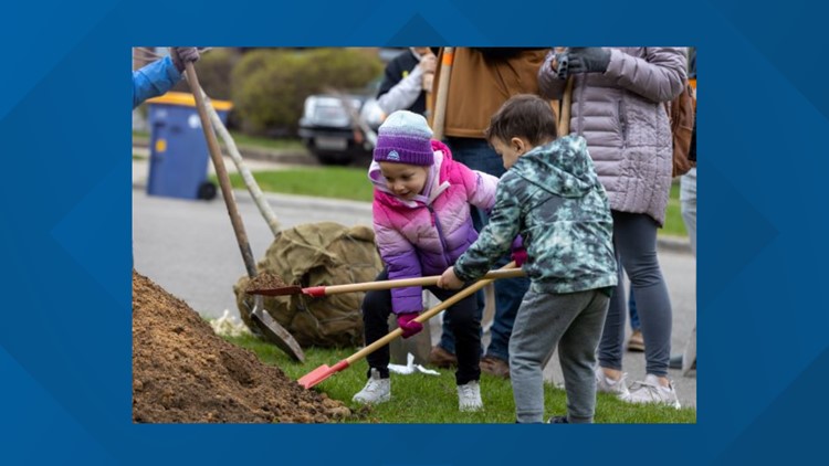 Mayor Bliss joined by hundreds to plant 200 trees in Grand Rapids