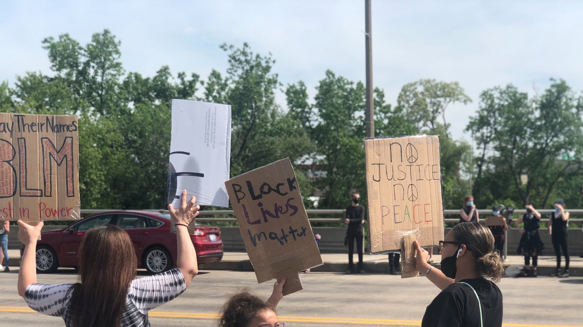 Grand Rapids Rage Grand Rapids Police Chief kneels alongside protesters | wzzm13.com