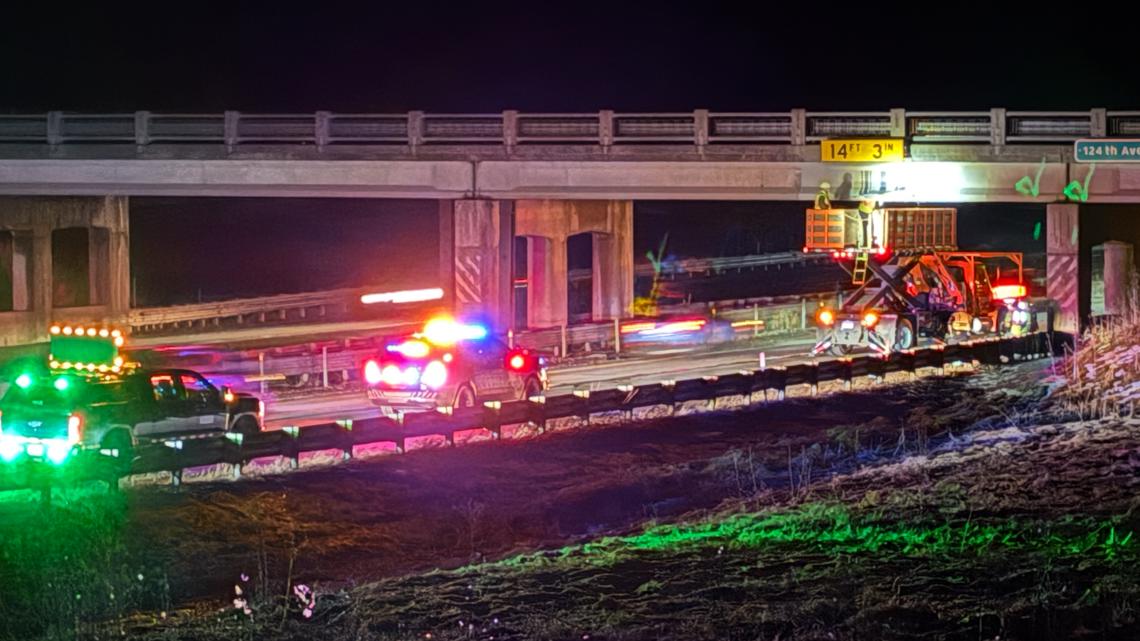 Southbound US-131 closed in Wayland Twp. near 59MM overpass due to unsecured hay bales in road
