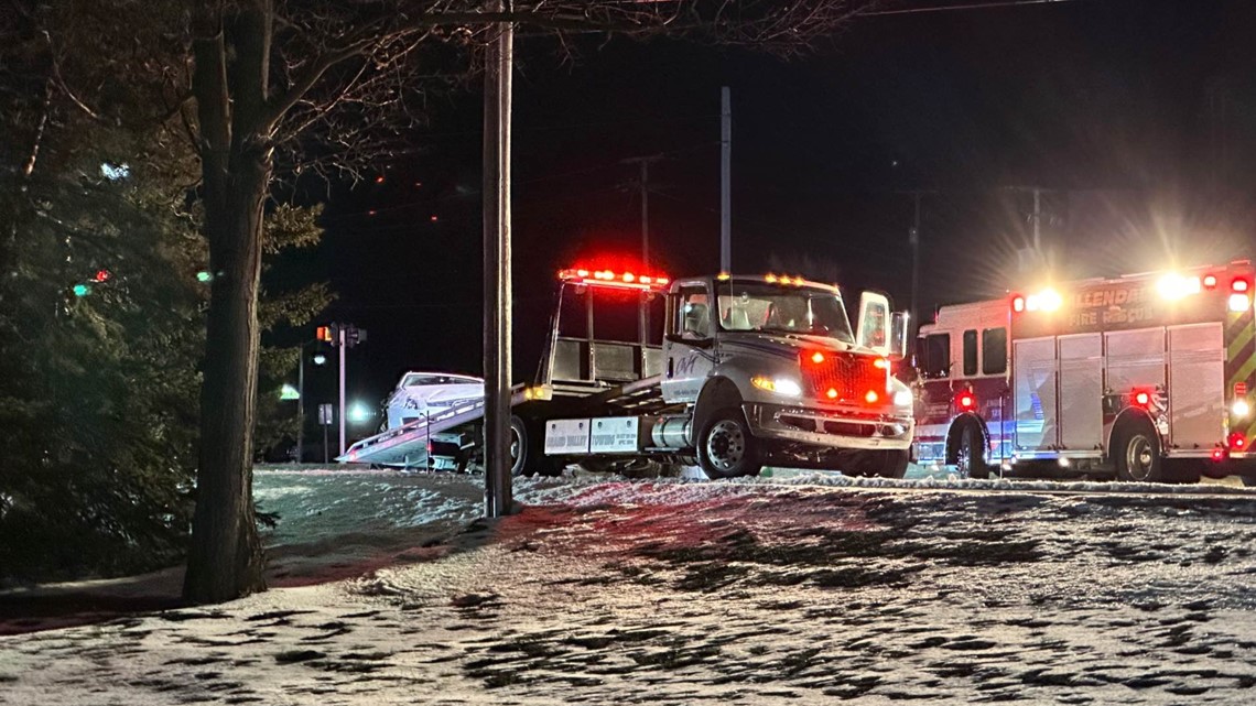 2 dead, 4 injured in crash near Lowell, deputies say