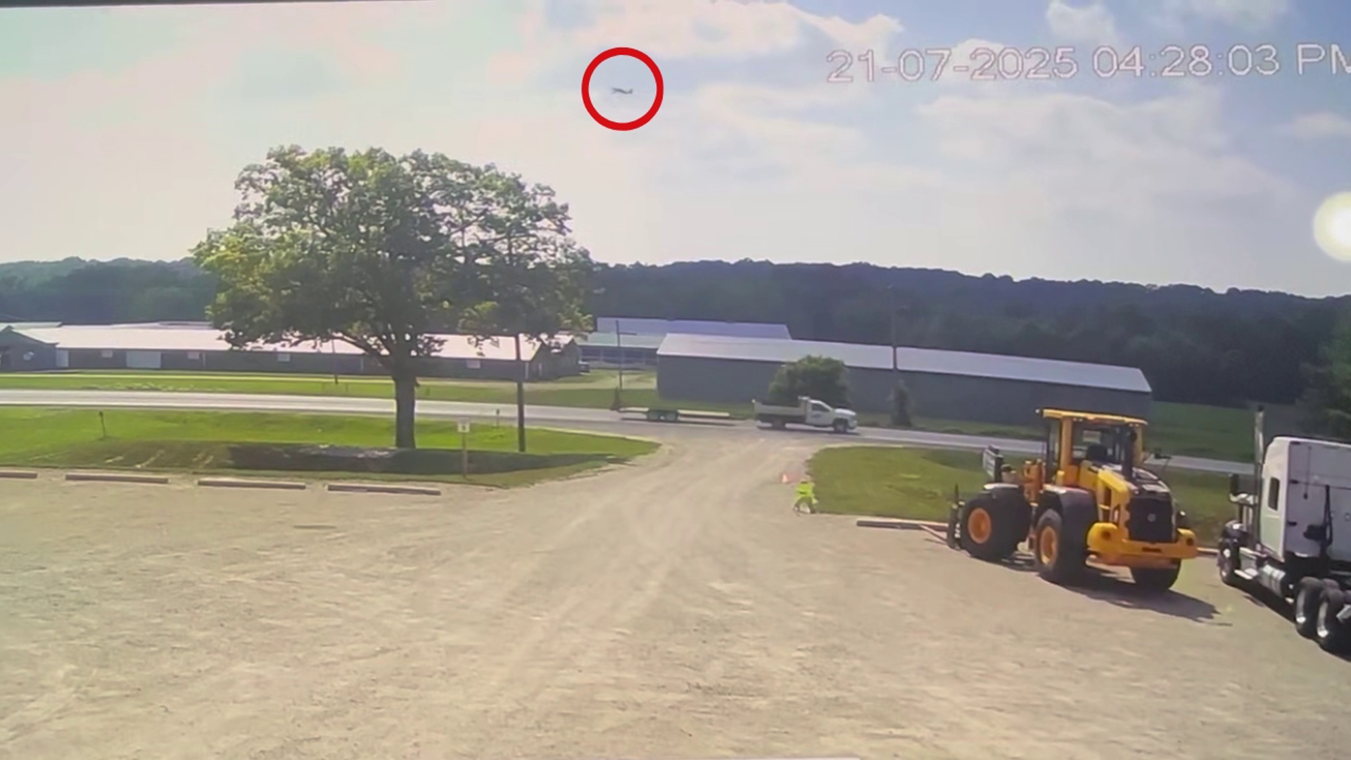 Surveillance video shows the moment a small plane crashes into a storage facility in Lowell, Michigan. (Video credit: Ryan Harrington)