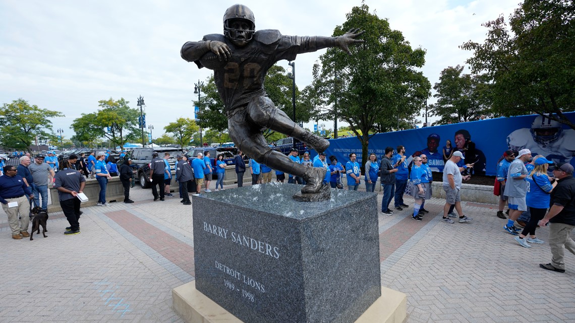 Statue of Lions legend Barry Sanders unveiled at Ford Field