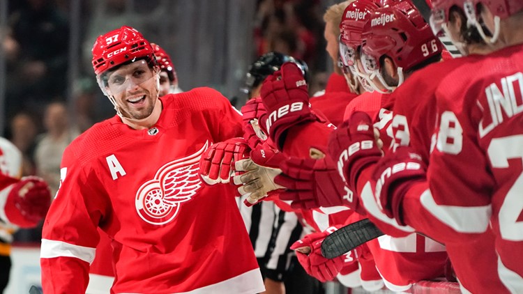 Perron's 3rd-period hat trick lifts Red Wings past Penguins