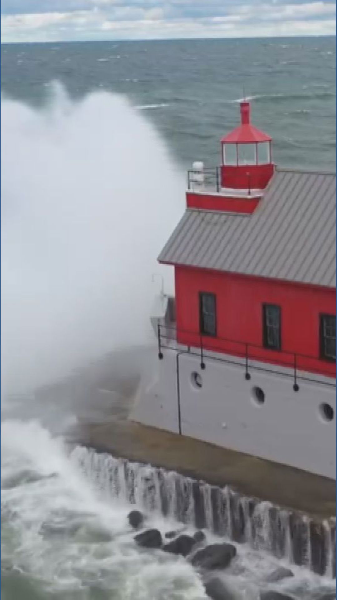 Angry Lake Michigan waves lash Grand Haven pier | wzzm13.com