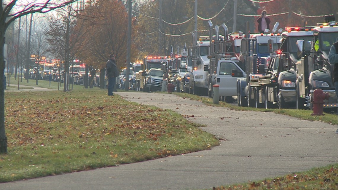 Tow truck driver killed is honored with tow truck procession