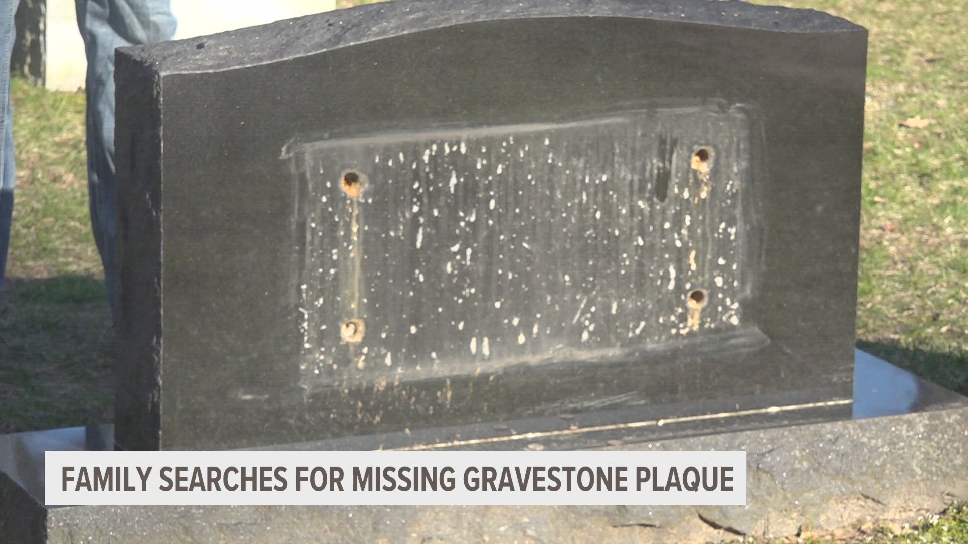 The family of a veteran is looking for a plaque which went missing from his gravestone.