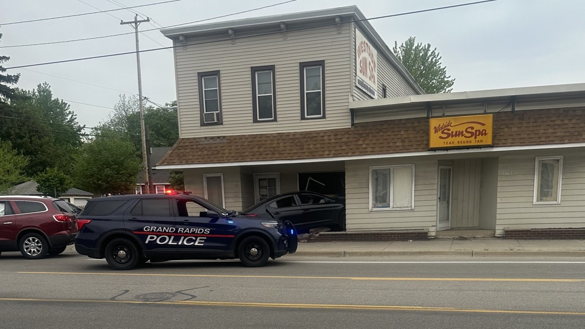 Stolen car crashes into building after hitting another car - Vimarsana News