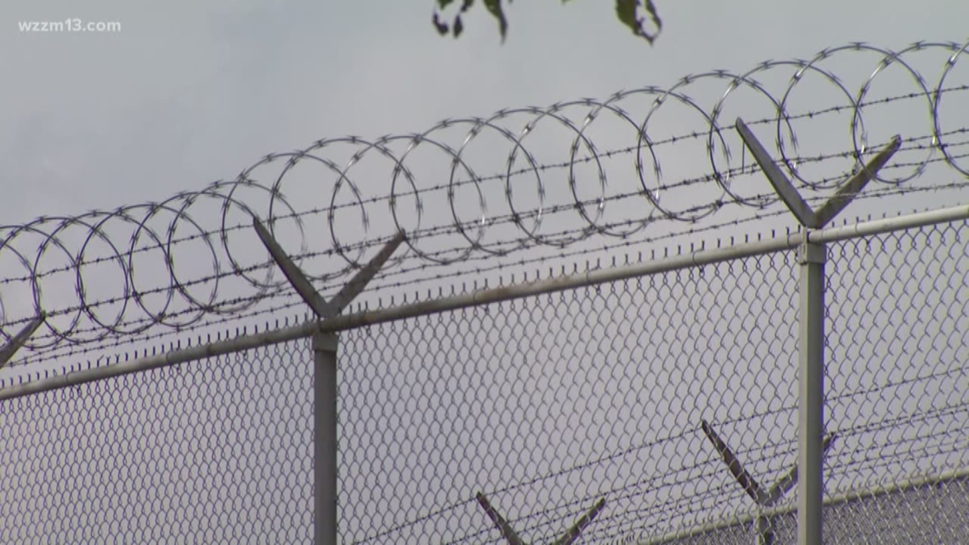 Inmate escapes over razor wire