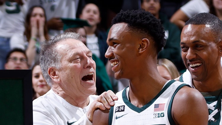 MSU guard Tyson Walker gives Izzo a slice of his hometown ahead of Sweet 16